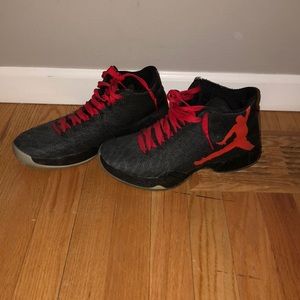 Jordan 29’s red and black basketball shoes